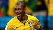Imagem Felipão realiza treino com Fernandinho no lugar de Paulinho