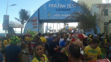 Imagem    Baianos e turistas lotam Farol da Barra em mais uma Fan Fest
