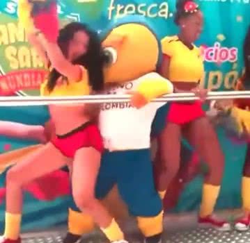 Imagem Vídeo: Fuleco empolgado encoxa dançarinas colombianas