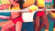Imagem Vídeo: Fuleco empolgado encoxa dançarinas colombianas