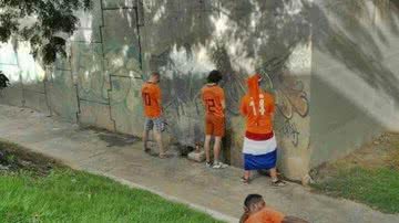 Imagem Torcedores da Holanda são flagrados mijando em viaduto