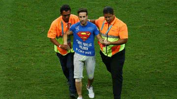 Imagem ‘Super-homem’ invade Fonte Nova durante jogo nesta terça-feira