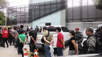 Imagem Manifestantes atiram pedras em policiais e 27 são presos em Fortaleza