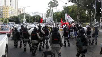 Imagem Coronel é enfático com manifestantes: "avançar não pode"