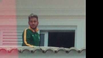 Imagem Após fratura, Neymar aparece pela primeira vez e acena para fãs
