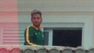 Imagem Após fratura, Neymar aparece pela primeira vez e acena para fãs