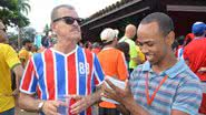 Imagem Torcedores de Bahia e Vitória abraçam Costa Rica na Arena Fonte Nova