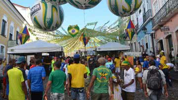 Imagem Dificuldade para ver jogo e briga não desanimam ambulantes no Pelourinho