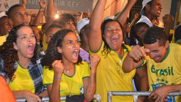 Imagem Torcida celebra vitória do Brasil com o Olodum no Pelourinho