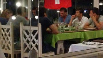 Imagem Sem reclusão para jogo decisivo, suíços curtem noite em Arraial d'Ajuda