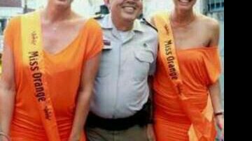 Imagem Em clima de paz, Coronel Castro posa ao lado de duas belas holandesas 