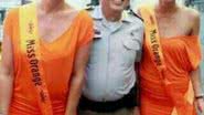 Imagem Em clima de paz, Coronel Castro posa ao lado de duas belas holandesas 