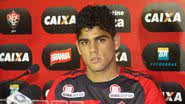 Imagem Lateral é apresentado no Vitória e demonstra ansiedade para entrar em campo
