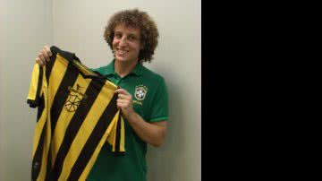 Imagem David Luiz recebe camisa do Ypiranga 