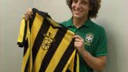 Imagem David Luiz recebe camisa do Ypiranga 