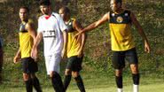 Imagem Ney Franco observa reservas em jogo-treino