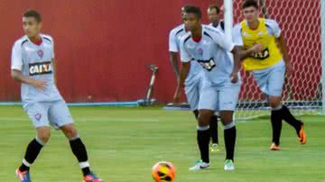 Imagem Com Cáceres em campo, Vitória treina e divulga relacionados