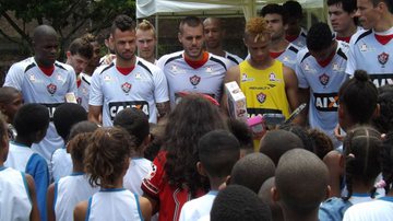 Imagem Jogadores do Vitória recebem visita de crianças em treino
