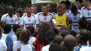 Imagem Jogadores do Vitória recebem visita de crianças em treino