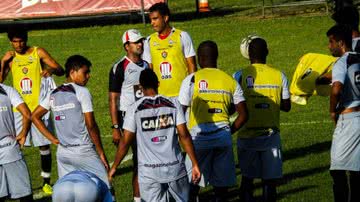 Imagem Sem Marquinhos, Ney ensaia jogadas e promove coletivo