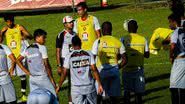 Imagem Sem Marquinhos, Ney ensaia jogadas e promove coletivo