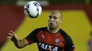 Imagem  Edno brilha, Vitória vence o Criciúma e deixa o Z-4