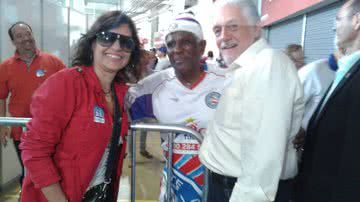 Imagem Com torcedor mirim no colo, Wagner vota na Arena. "Momento especial"