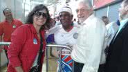 Imagem Com torcedor mirim no colo, Wagner vota na Arena. "Momento especial"