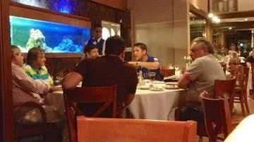 Imagem Cúpula do Bahia é flagrada jantando em restaurante de Salvador