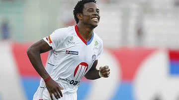 Imagem Atacante Adriano MJ é regularizado e pode estrear pelo Bahia