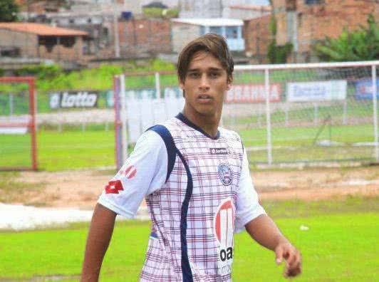 Imagem De malas prontas para Portugal, jovem do Bahia ataca atual direção