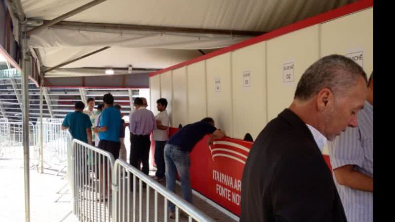 Imagem Torcedores retiram cédulas de votação para Assembleia do Bahia