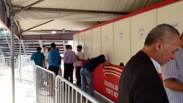 Imagem Torcedores retiram cédulas de votação para Assembleia do Bahia