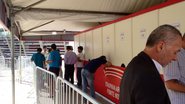 Imagem Torcedores retiram cédulas de votação para Assembleia do Bahia