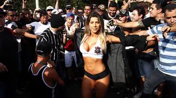 Imagem Panicat de biquíni causa tumulto na torcida do Corinthians. Veja as fotos!