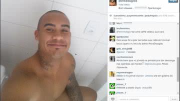 Imagem Goleiro reserva do Bahia posta foto fazendo ‘número dois’ no banheiro