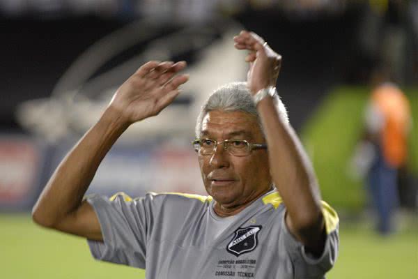 Imagem Givanildo terá dois desfalques e um retorno no jogo com o Bahia