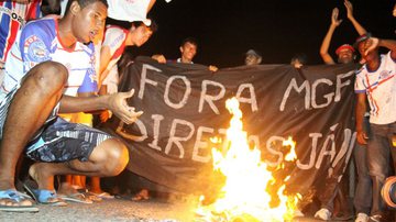 Imagem Torcedores protestam em assembleia do Bahia