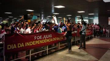 Imagem Torcida do Bahia faz grande recepção para jogadores com faixas no Aeroporto