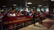 Imagem Torcida do Bahia faz grande recepção para jogadores com faixas no Aeroporto