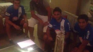 Imagem  Empresário posa com jogadores em concentração do Bahia 