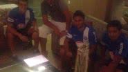 Imagem  Empresário posa com jogadores em concentração do Bahia 