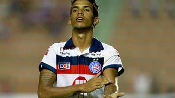 Imagem Vander comemora acerto e chama o Vitória de "grande"
