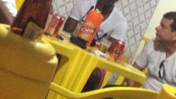 Imagem Enquanto isso na Sala da Justiça, ou melhor, na mesa de bar, Zé Roberto, relaxa