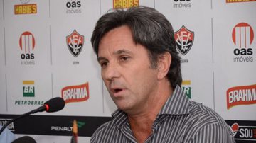 Imagem Caio Júnior atribui derrota do Vitória a falha da arbitragem