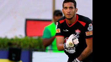 Imagem Caio Jr. revela intenção do Vitória de emprestar goleiro Douglas