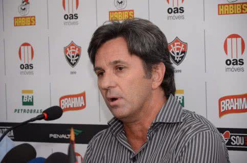 Imagem Caio Jr. elogia equipe e reclama de acréscimo "exagerado" do árbitro
