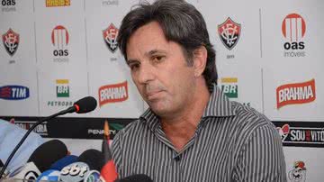 Imagem Caio Júnior volta a explicar saída do Bahia: "família"