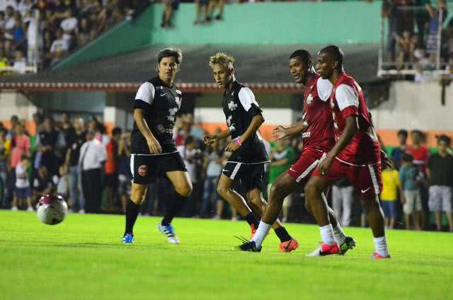 Imagem Caio Júnior participa de jogo festivo ao lado de Neymar
