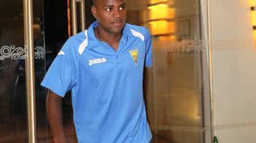 Imagem Vitória confirma contração de Elizeu